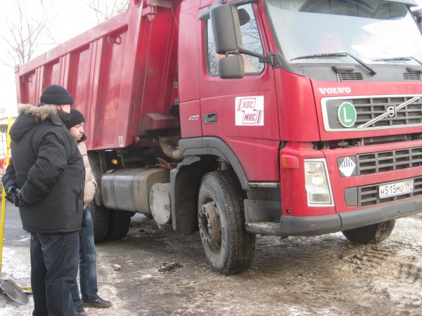 Лужков, уходя, сказал Собянину, что под одним из московских тротуаров зарыт клад (с) Лужков, уходя, сказал Собянину, что под одним из московских тротуаров зарыт клад (с)